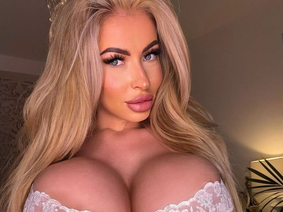 derrick sherfield recommends giant tits small body allen conner add giant tits small body photo