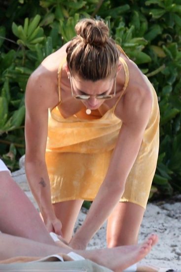 bikini nude slip - beth behrs naked punannie onlyfans leaked