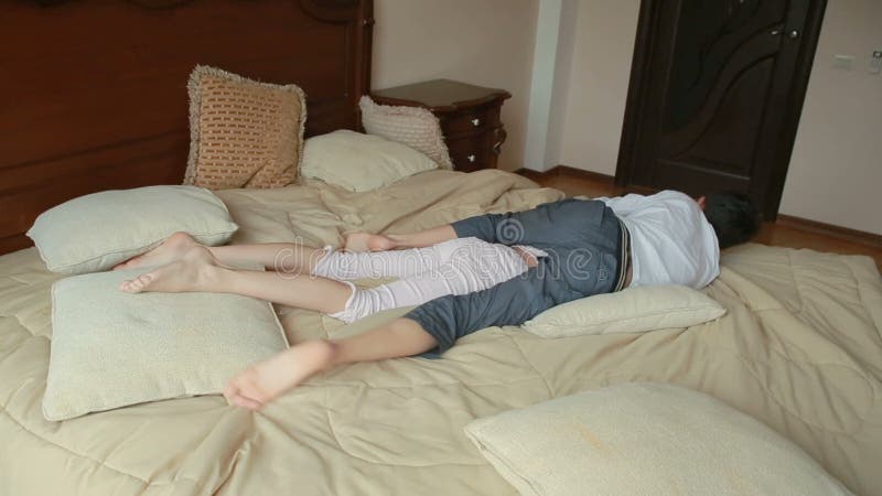 Softly porn babko igfap Share A Bed With My Hot Stepsis During Family Vacation diosa canales