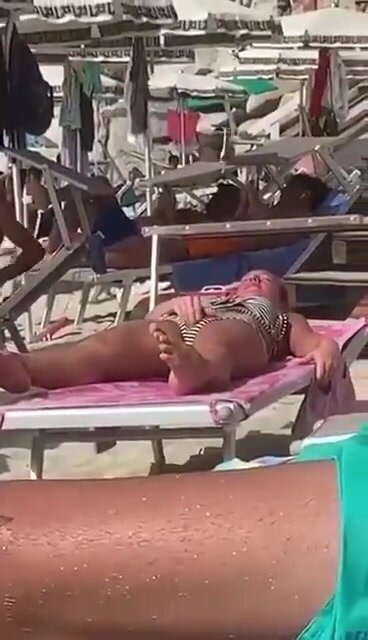 crystal renee washington recommends Woman Masturbates At Beach